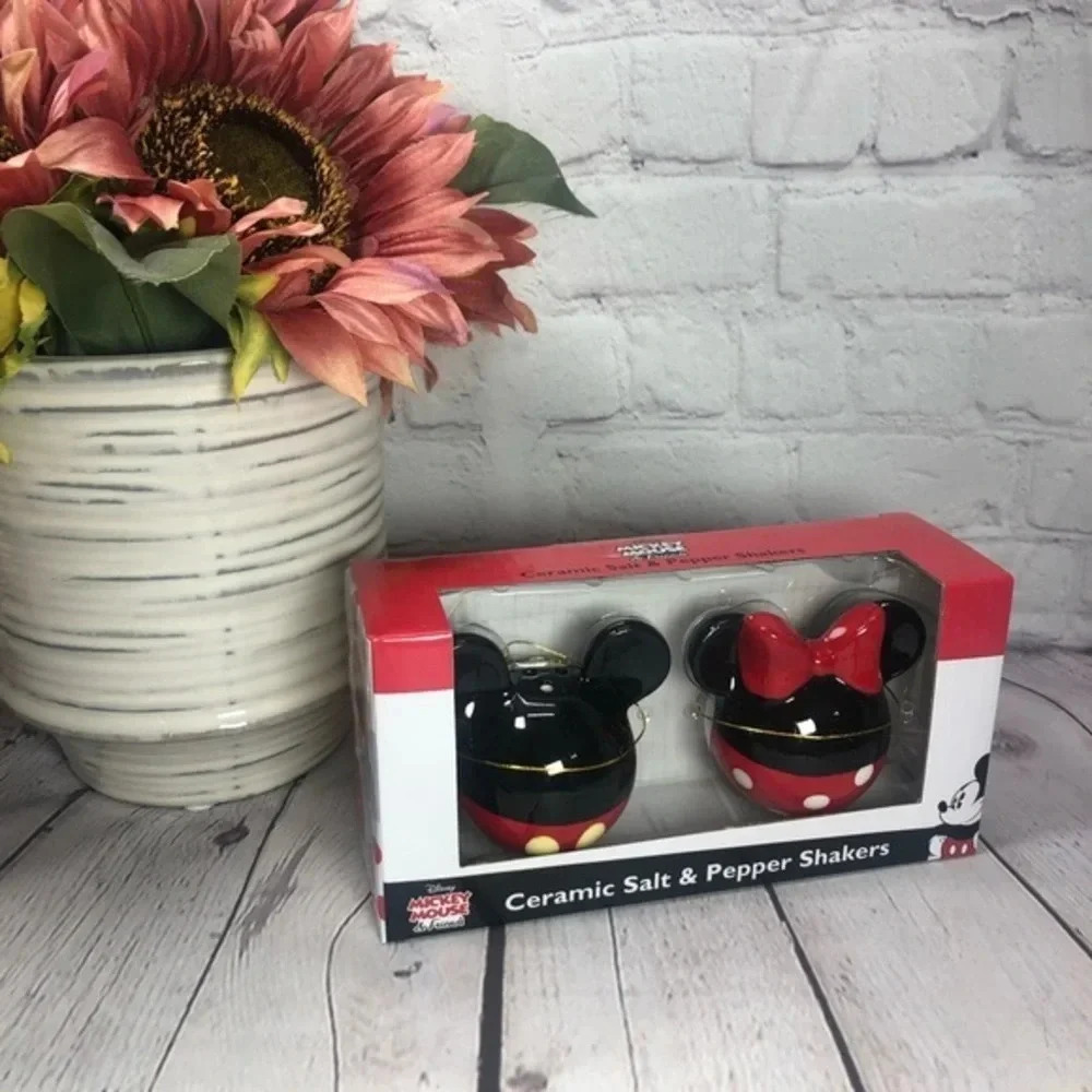 NWT Mickey Minnie Mouse salt & pepper shakers fandom disney home kitchen decor